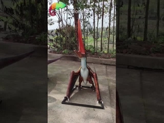 3D Fiberglass terlihat realistis Dinosaurus berjuang Pterosauria patung di luar ruangan