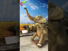 Patung Gajah Afrika Animatronik Realistis Menyemprotkan Air di Latar Safari
