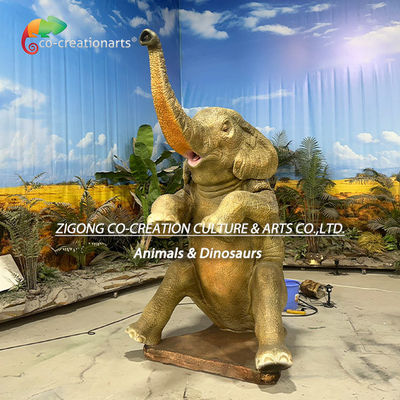 Patung Gajah Afrika Animatronik Realistis Menyemprotkan Air di Latar Safari