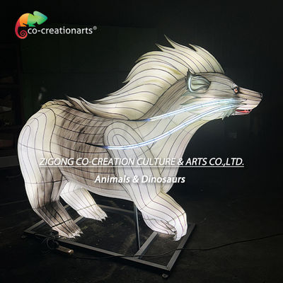 membeli Patung Lentera Musang Putih Futuristik Dengan Puncak Mohawk LED & Ekor Naga pembuatan online