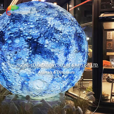 Patung Lunar Ethereal: Patung Bulan Bertekstur Kawah dalam Gradien Biru Impian​