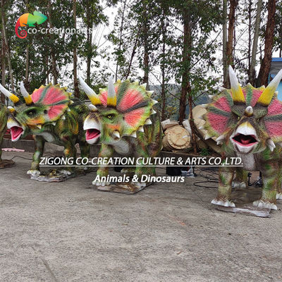Trio Triceratops Animatronik yang Realistis: Frills Vibrant & Gerak Bergemuruh Dalam Pengaturan Alam