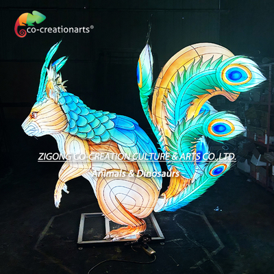 Harga yang bagus Lilin Ukiran Tupai Raksasa dengan Ekor Bulu Peacock yang Menyilaukan on line